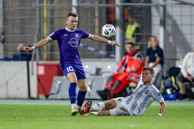 Kampf um den Ball Zweikampf zwischen Lukas Ramser (TSV 1847 Schwaben Augsburg, 10) und Florian Niederlechner (TSV 1860 Muenchen, 07) GER, TSV 1860 Muenchen vs. TSV Schwaben Augsburg, Fussball, Regionalliga Bayern, 8. Spieltag, Saison 2026 2027, 11.09.2026. (DFL DFB REGULATIONS PROHIBIT ANY USE OF PHOTOGRAPHS as IMAGE SEQUENCES and or QUASI-VIDEO). Foto: HMB Media Heike Feiner Copyright: HMBxMedia HeikexFeiner