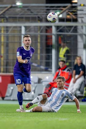 Kampf um den Ball Zweikampf zwischen Lukas Ramser (TSV 1847 Schwaben Augsburg, 10) und Florian Niederlechner (TSV 1860 Muenchen, 07) GER, TSV 1860 Muenchen vs. TSV Schwaben Augsburg, Fussball, Regionalliga Bayern, 8. Spieltag, Saison 2026 2027, 11.09.2026. (DFL DFB REGULATIONS PROHIBIT ANY USE OF PHOTOGRAPHS as IMAGE SEQUENCES and or QUASI-VIDEO). Foto: HMB Media Heike Feiner Copyright: HMBxMedia HeikexFeiner