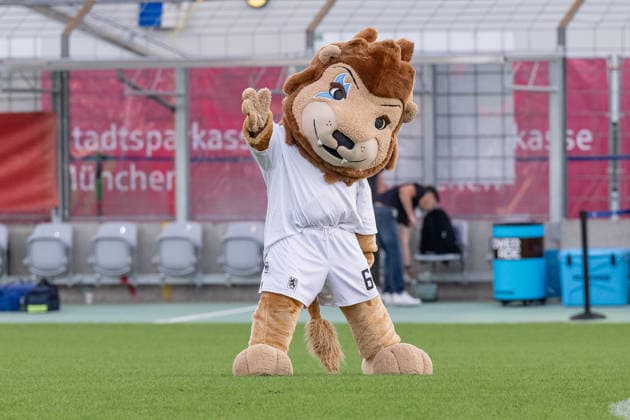 Maskottchen Sechzgerl (TSV 1860 Muenchen) GER, TSV 1860 Muenchen vs. TSV Schwaben Augsburg, Fussball, Regionalliga Bayern, 8. Spieltag, Saison 2026 2027, 11.09.2026. (DFL DFB REGULATIONS PROHIBIT ANY USE OF PHOTOGRAPHS as IMAGE SEQUENCES and or QUASI-VIDEO). Foto: HMB Media Heike Feiner Copyright: HMBxMedia HeikexFeiner