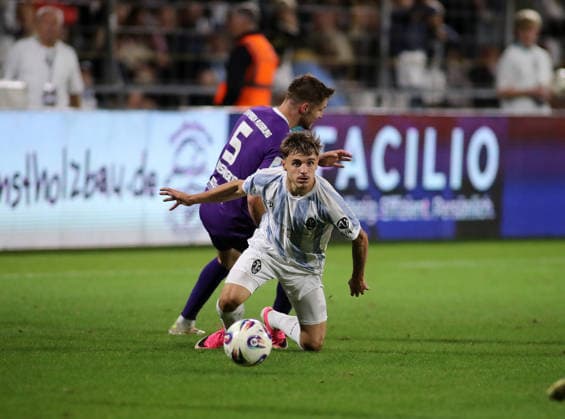 Fussball, Herren, Regionalliga Bayern, Saison 2026 2027, TSV 1860 München - Schwaben Augsburg, Grünwalder Stadion Dennis Ruisinger (Schwaben Augsburg) (hinten) foult Mark Gevorgyan (TSV 1860 München) (vorne) in einem Zweikampf um den Ball