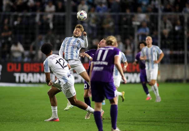 Fussball, Herren, Regionalliga Bayern, Saison 2026 2027, TSV 1860 München - Schwaben Augsburg, Grünwalder Stadion Matthew Collins (TSV 1860 München) springt zu einem Kopfball in die Höhe