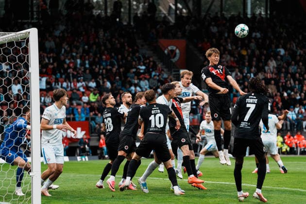 Deutschland, Fußball, 3. Liga Männer 2026 - 2027, 5. Spieltag: FC Viktoria Köln vs FC Hansa Rostock (Köln): Kopfball Tim Kloss (FC Viktoria Köln, 18) vor Florian Carstens (Hansa Rostock, 17) nach Ecke, Eckball geklärt Copyright: xThiemoxRudolphx