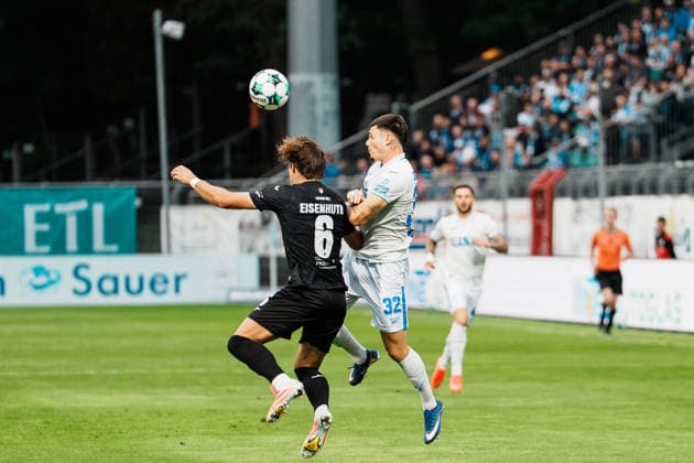 Deutschland, Fußball, 3. Liga Männer 2026 - 2027, 5. Spieltag: FC Viktoria Köln vs FC Hansa Rostock (Köln): Zweikampf Tobias Eisenhuth (FC Viktoria Köln, 6) gegen Niklas Kölle Niklas Kolle (Hansa Rostock, 32), halten, klammern Copyright: xThiemoxRudolphx