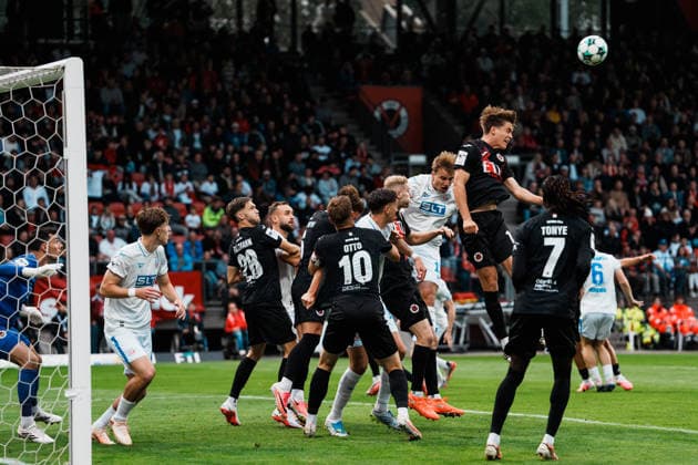 Deutschland, Fußball, 3. Liga Männer 2026 - 2027, 5. Spieltag: FC Viktoria Köln vs FC Hansa Rostock (Köln): Kopfball Tim Kloss (FC Viktoria Köln, 18) vor Florian Carstens (Hansa Rostock, 17) nach Ecke, Eckball geklärt Copyright: xThiemoxRudolphx
