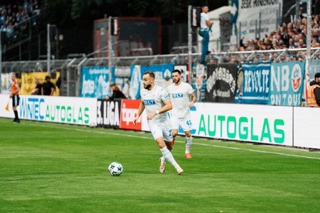 Deutschland, Fußball, 3. Liga Männer 2026 - 2027, 5. Spieltag: FC Viktoria Köln vs FC Hansa Rostock (Köln): David Kopacz (Hansa Rostock, 27) Dribbling, Ballbesitz, am Ball, Spielaufbau, sucht Anspielstation Copyright: xThiemoxRudolphx