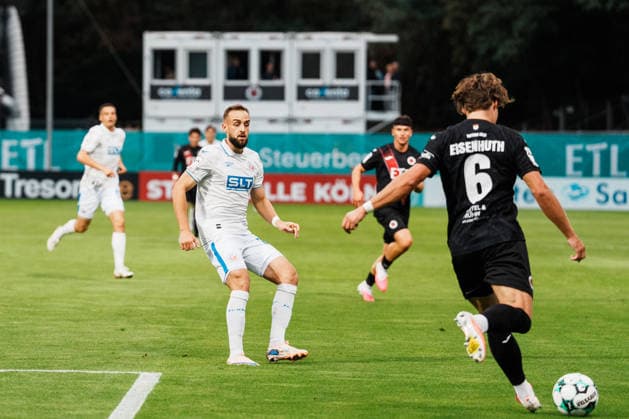 Deutschland, Fußball, 3. Liga Männer 2026 - 2027, 5. Spieltag: FC Viktoria Köln vs FC Hansa Rostock (Köln): Ranger Ball, Spielaufbau von Tobias Eisenhuth (FC Viktoria Köln, 6) gegen David Kopacz (Hansa Rostock, 27) Copyright: xThiemoxRudolphx