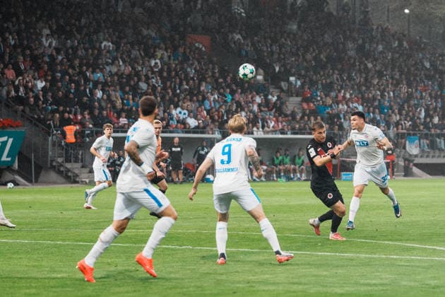 Deutschland, Fußball, 3. Liga Männer 2026 - 2027, 5. Spieltag: FC Viktoria Köln vs FC Hansa Rostock (Köln): Kopfball von Niklas Kölle Niklas Kolle (Hansa Rostock, 32) von Strafraumkante, Zweikampf gegen David Otto (FC Viktoria Köln, 10) Copyright: xThiemoxRudolphx