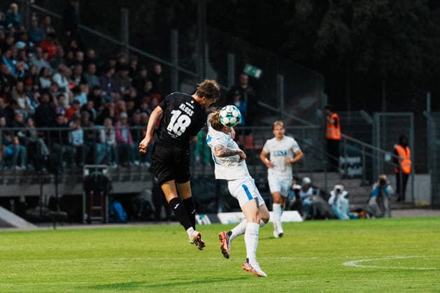 Deutschland, Fußball, 3. Liga Männer 2026 - 2027, 5. Spieltag: FC Viktoria Köln vs FC Hansa Rostock (Köln): Kopfball - Duell, Zweikampf, Tim Kloss (FC Viktoria Köln, 18) gegen Andreas Voglsammer (Hansa Rostock, 9) Copyright: xThiemoxRudolphx