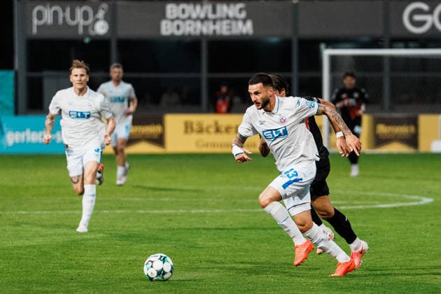 Deutschland, Fußball, 3. Liga Männer 2026 - 2027, 5. Spieltag: FC Viktoria Köln vs FC Hansa Rostock (Köln): Laufduell, Sprint, Zweikampf, Leon Dajaku (Hansa Rostock, 43) vor Tobias Eisenhuth (FC Viktoria Köln, 6) Copyright: xThiemoxRudolphx