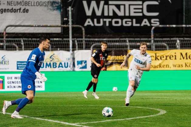 Deutschland, Fußball, 3. Liga Männer 2026 - 2027, 5. Spieltag: FC Viktoria Köln vs FC Hansa Rostock (Köln): Arne Schulz (FC Viktoria Köln, 1) weiter, langer Ball vor Andreas Voglsammer (Hansa Rostock, 9), Pressing, Anlaufen Copyright: xThiemoxRudolphx