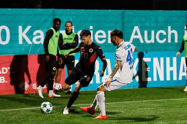 Deutschland, Fußball, 3. Liga Männer 2026 - 2027, 5. Spieltag: FC Viktoria Köln vs FC Hansa Rostock (Köln): Pascal Armando Fallmann (FC Viktoria Köln, 28) gewinnt Ball, Zweikampf gegen Leon Dajaku (Hansa Rostock, 43) Copyright: xThiemoxRudolphx