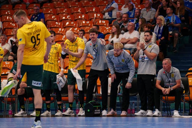 2. Handball-Bundesliga - 3. Spieltag: Dessau-Roßlauer HV 06 - VfL Eintracht Hagen Bank von VfL Eintracht Hagen am 11.09.2026 in der Anhalt-Arena, Dessau-Roßlau (Sachsen-Anhalt) Dessau-Roßlau Anhalt-Arena Sachsen-Anhalt Deutschland *** 2nd Handball Bundesliga, Matchday 3: Dessau Roßlauer HV 06 vs. VfL Eintracht Hagen. VfL Eintracht Hagen s bench on September 11, 2026, at the Anhalt Arena, Dessau Roßlau, Saxony-Anhalt, Dessau Roßlau, Anhalt Arena, Saxony-Anhalt, Germany