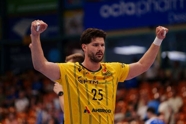 2. Handball-Bundesliga - 3. Spieltag: Dessau-Roßlauer HV 06 - VfL Eintracht Hagen Philip Jungemann (VfL Eintracht Hagen, 25) streckt die Fäuste hoch am 11.09.2026 in der Anhalt-Arena, Dessau-Roßlau (Sachsen-Anhalt) Dessau-Roßlau Anhalt-Arena Sachsen-Anhalt Deutschland *** 2nd Handball Bundesliga, Matchday 3: Dessau Roßlauer HV 06 vs. VfL Eintracht Hagen. Philip Jungemann of VfL Eintracht Hagen, 25, raises his fists on September 11, 2026, at the Anhalt Arena, Dessau-Roßlau, Saxony-Anhalt; Dessau-Roßlau, Anhalt Arena, Saxony-Anhalt, Germany