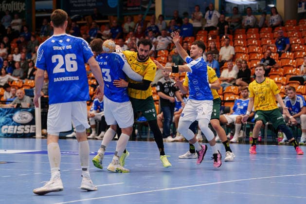 2. Handball-Bundesliga - 3. Spieltag: Dessau-Roßlauer HV 06 - VfL Eintracht Hagen Valentin Neagu (Dessau-Roßlauer HV 06, 13) und Juan de la Pena (VfL Eintracht Hagen, 13) im Zweikampf am 11.09.2026 in der Anhalt-Arena, Dessau-Roßlau (Sachsen-Anhalt) Dessau-Roßlau Anhalt-Arena Sachsen-Anhalt Deutschland *** 2nd Handball Bundesliga, Matchday 3: Dessau Roßlauer HV 06 vs. VfL Eintracht Hagen; Valentin Neagu of Dessau Roßlauer HV 06, 13, and Juan de la Pena, VfL Eintracht Hagen, 13, in a one-on-one battle on September 11, 2026, at the Anhalt Arena in Dessau-Roßlau, Saxony-Anhalt, Dessau-Roßlau, Anhalt Arena, Saxony-Anhalt, Germany