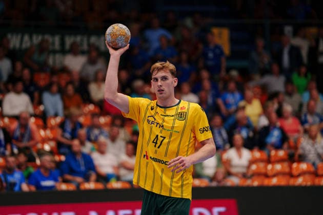 2. Handball-Bundesliga - 3. Spieltag: Dessau-Roßlauer HV 06 - VfL Eintracht Hagen Dustin Kraus (VfL Eintracht Hagen, 47) beim Anspiel am 11.09.2026 in der Anhalt-Arena, Dessau-Roßlau (Sachsen-Anhalt) Dessau-Roßlau Anhalt-Arena Sachsen-Anhalt Deutschland *** 2nd Handball Bundesliga, Matchday 3: Dessau Roßlauer HV 06 vs. VfL Eintracht Hagen, Dustin Kraus (VfL Eintracht Hagen), 47 at the tip-off on September 11, 2026, at the Anhalt Arena, Dessau-Roßlau, Saxony-Anhalt, Dessau-Roßlau, Anhalt Arena, Saxony-Anhalt, Germany
