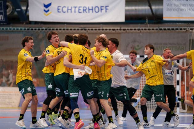 2. Handball-Bundesliga - 3. Spieltag: Dessau-Roßlauer HV 06 - VfL Eintracht Hagen jubelt nach dem Sieg der VfL Eintracht Hagen am 11.09.2026 in der Anhalt-Arena, Dessau-Roßlau (Sachsen-Anhalt) Dessau-Roßlau Anhalt-Arena Sachsen-Anhalt Deutschland *** German Handball Bundesliga, Matchday 3: Dessau Roßlauer HV 06 vs. VfL Eintracht Hagen; VfL Eintracht Hagen celebrates its victory on September 11, 2026, at the Anhalt Arena, Dessau-Roßlau, Saxony-Anhalt; Dessau-Roßlau, Anhalt Arena, Saxony-Anhalt, Germany