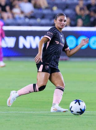 September 11, 2026, Los Angeles, California, USA: Gisele Thompson 20 of the Angel City FC passes the ball during their regular season NWSL game against the Denver Summit FC on Friday September 11, 2026 at the BMO Stadium in Los Angeles, California. ACFC tie with Denver Summit, 3-3. ARIANA RUIZ PI Los Angeles USA - ZUMAp124 20260911_zaa_p124_012 Copyright: xArianaxRuizx