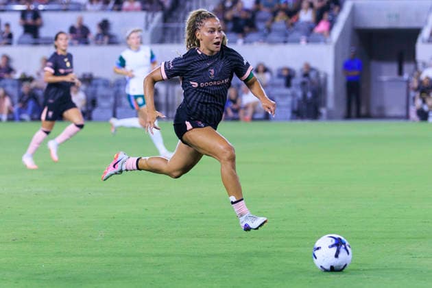 September 11, 2026, Los Angeles, California, USA: Sarah Gorden 11 of the Angel City FC chases after a pass during their regular season NWSL game against the Denver Summit FC on Friday September 11, 2026 at the BMO Stadium in Los Angeles, California. ACFC tie with Denver Summit, 3-3. ARIANA RUIZ PI ACFC Vs. Denver Summit  - ZUMAp124 20260911_zaa_p124_011 Copyright: xArianaxRuizx