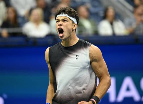 Ben Shelton reacts during the match with Frances Tiafoe in the first set in the Men s Semifinal Arthur Ashe Stadium at the 2026 US Open Tennis Championship at the USTA Billie Jean King National Tennis Center in New York City on Friday, September 11, 2026.  NYP20260911923 LARRYxMARANO