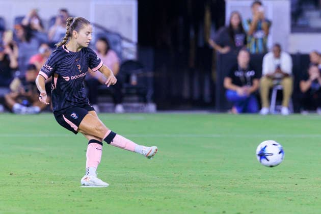 September 11, 2026, Los Angeles, California, USA: Ally Sentnor 17 of the Angel City FC scores a goal with a penalty kick during their regular season NWSL game against the Denver Summit FC on Friday September 11, 2026 at the BMO Stadium in Los Angeles, California. ACFC tie with Denver Summit, 3-3. ARIANA RUIZ PI ACFC Vs. Denver Summit  - ZUMAp124 20260911_zaa_p124_023 Copyright: xArianaxRuizx