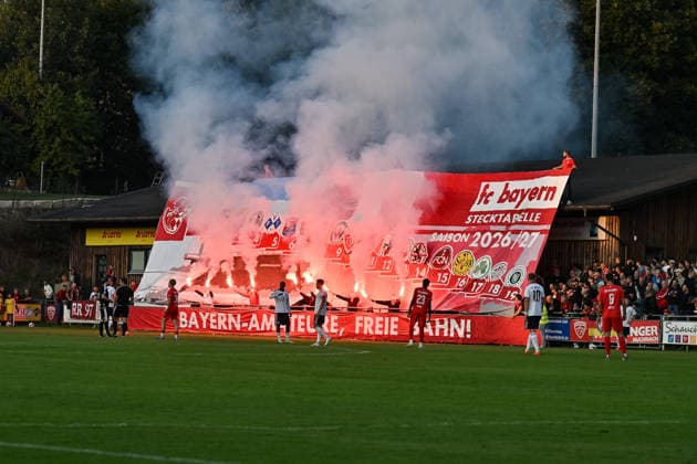 Regionalliga Bayern; TSV Buchbach - FC Bayern München II; 11.09.2026 BUCHBACH, GERMANY; 11. SEPTEMBER: im Bild die Choreo der Bayernfans zu Spielbeginn in Buchbach vor dem Match der Regionalliga Bayern zwischen dem TSV Buchbach und den Amateuren des FC Bayern am 8. Spieltag in der SMR-Arena Pyro Pyrotechnik Copyright: xBEAUTIFULxSPORTS Goldbergx