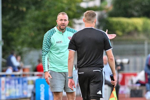 Regionalliga Bayern; TSV Buchbach - FC Bayern München II; 11.09.2026 BUCHBACH, GERMANY; 11. SEPTEMBER: im Gespräch mit dem Linienrichter - Svven ZURAWKA Trainer TSV Buchbach während dem Match der Regionalliga Bayern zwischen dem TSV Buchbach und den Amateuren des FC Bayern am 8. Spieltag in der SMR-Arena Copyright: xBEAUTIFULxSPORTS Goldbergx