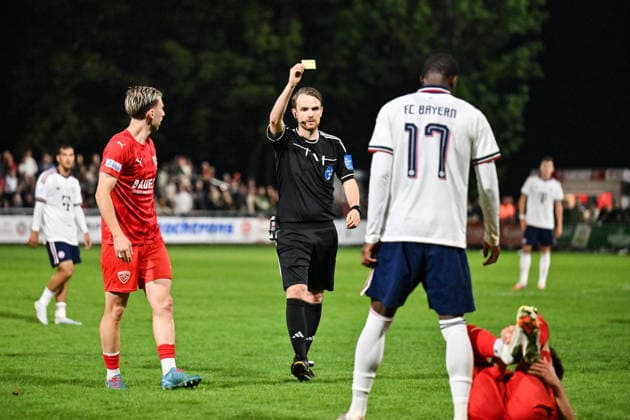 Regionalliga Bayern; TSV Buchbach - FC Bayern München II; 11.09.2026 BUCHBACH, GERMANY; 11. SEPTEMBER: Referee Dr. Markus HUBER zeigt Chris AFANOU (FC Bayern München II 17) die gelbe Karte während dem Match der Regionalliga Bayern zwischen dem TSV Buchbach und den Amateuren des FC Bayern am 8. Spieltag in der SMR-Arena Copyright: xBEAUTIFULxSPORTS Goldbergx