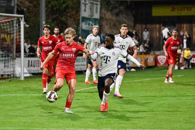 Regionalliga Bayern; TSV Buchbach - FC Bayern München II; 11.09.2026 BUCHBACH, GERMANY; 11. SEPTEMBER: im Duell Marinus ERBER (TSV Buchbach 3) und Michael SCOTT (FC Bayern München II 15) während dem Match der Regionalliga Bayern zwischen dem TSV Buchbach und den Amateuren des FC Bayern am 8. Spieltag in der SMR-Arena Copyright: xBEAUTIFULxSPORTS Goldbergx