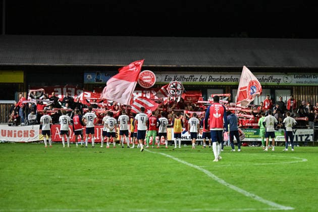 Regionalliga Bayern; TSV Buchbach - FC Bayern München II; 11.09.2026 BUCHBACH, GERMANY; 11. SEPTEMBER: die Spieler der Bayern stehen vor den Fans nach dem Match der Regionalliga Bayern zwischen dem TSV Buchbach und den Amateuren des FC Bayern am 8. Spieltag in der SMR-Arena Copyright: xBEAUTIFULxSPORTS Goldbergx