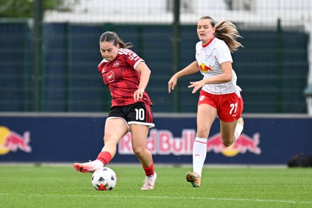 Fußball I Frauen I Saison 2026-2027 I Bundesliga I 4. Spieltag I RB Leipzig - 1. FC Nürnberg I 12.09.2026 Jonna Brengel (10, 1. FC Nürnberg) spielt den Pass, im Rücken wird sie von Charlotte Hulst (77, Rasenballsport Leipzig) angelaufen Leipzig RB Trainingszentrum, Cottaweg 7 Sachsen Deutschland *** Soccer I Women s I 2026–2027 Season I Bundesliga I Matchday 4 I RB Leipzig vs. 1. FC Nürnberg I September 12, 2026 Jonna Brengel 10, 1 FC Nürnberg plays the pass; Charlotte Hulst 77 of Rasenballsport Leipzig closes in on her from behind at the RB Leipzig Training Center, Cottaweg 7, Saxony, Germany Copyright: xLobeca InesxHähnelx