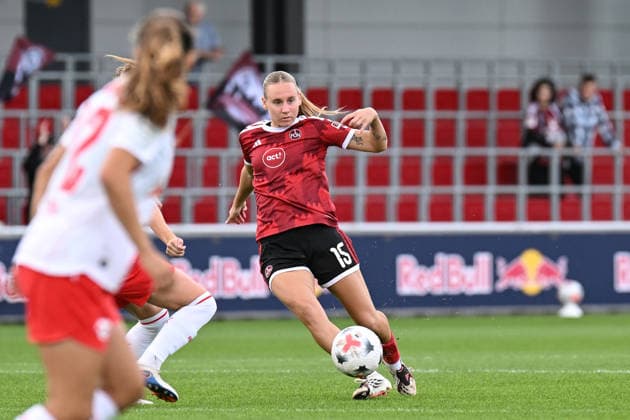 Fußball I Frauen I Saison 2026-2027 I Bundesliga I 4. Spieltag I RB Leipzig - 1. FC Nürnberg I 12.09.2026 Emöke Papai (15, 1. FC Nürnberg) mit Ball Freisteller, Nahaufnahme, Porträt, Portrait, Einzelfoto, Einzelbild, Körper Leipzig RB Trainingszentrum, Cottaweg 7 Sachsen Deutschland *** Soccer I Women’s I 2026–2027 Season I Bundesliga I Matchday 4 I RB Leipzig vs. 1. FC Nürnberg I September 12, 2026 Emöke Papai 15, 1 FC Nuremberg with ball, cutout, close-up, portrait, single photo, single image, body, RB Leipzig Training Center, Cottaweg 7, Saxony, Germany Copyright: xLobeca InesxHähnelx