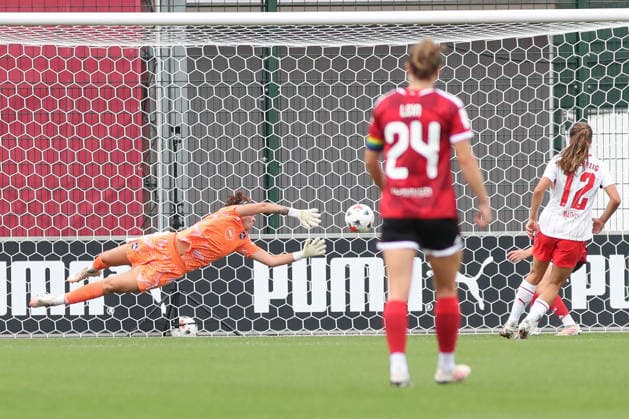 Google Pixel Frauen-Bundesliga, RB Leipzig - 1. FC Nürnberg; 12.09.2026 Torwart Lourdes Romero (1, 1. FC Nürnberg) fliegt vergeblich, der Ball schlägt zur 1:0-Führung ins Tor. Fußball, Google Pixel Frauen-Bundesliga, Saison 2026 2027, 4. Spieltag: RB Leipzig vs. 1. FC Nürnberg am 12.09.2026, Trainingszentrum Cottaweg, Leipzig. DFB REGULATIONS PROHIBIT ANY USE OF PHOTOGRAPHS AS IMAGE SEQUENCES AND OR QUASI-VIDEO. *** Google Pixel Women s Bundesliga, RB Leipzig vs. 1. FC Nürnberg, September 12, 2026; Goalkeeper Lourdes Romero 1, 1 FC Nuremberg’s shot goes wide, but the ball finds the net for a 1–0 lead. Soccer, Google Pixel Women’s Bundesliga, 2026–2027 season, Matchday 4: RB Leipzig vs. 1. FC Nürnberg on September 12, 2026, Cottaweg Training Center, Leipzig. DFB regulations prohibit any use of photographs as image sequences and or quasi-video. Copyright: xBEAUTIFULxSPORTS JanxKaeferx