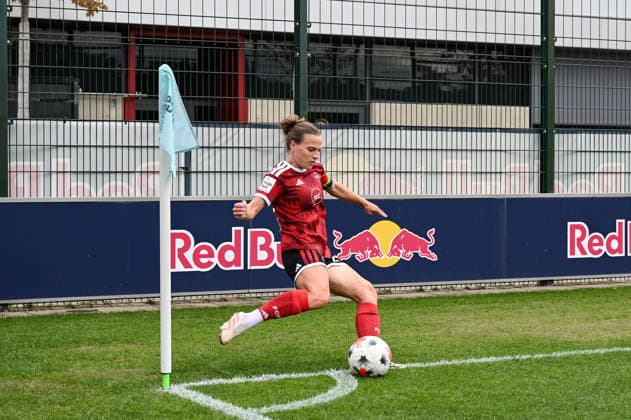 Fußball I Frauen I Saison 2026-2027 I Bundesliga I 4. Spieltag I RB Leipzig - 1. FC Nürnberg I 12.09.2026 Nastassja Lein (24, 1. FC Nürnberg) führt eine Ecke aus Freisteller, Nahaufnahme, Porträt, Portrait, Einzelfoto, Einzelbild, Körper Leipzig RB Trainingszentrum, Cottaweg 7 Sachsen Deutschland *** Soccer I Women’s I 2026–2027 Season I Bundesliga I Matchday 4 I RB Leipzig vs. 1 FC Nuremberg I September 12, 2026 Nastassja Lein, 24, 1 FC Nürnberg takes a corner kick; close-up, portrait, individual photo, single image, body; RB Leipzig Training Center, Cottaweg 7, Saxony, Germany Copyright: xLobeca InesxHähnelx