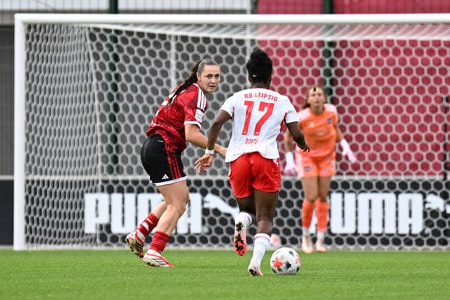 Fußball I Frauen I Saison 2026-2027 I Bundesliga I 4. Spieltag I RB Leipzig - 1. FC Nürnberg I 12.09.2026 Leia Varley (2, 1. FC Nürnberg) hat im Lauf den Blick fest auf Stürmerin Delice Boboy (17, Rasenballsport Leipzig) geheftet, die auf das Tor zuläuft Leipzig RB Trainingszentrum, Cottaweg 7 Sachsen Deutschland *** Soccer I Women s I 2026–2027 Season I Bundesliga I Matchday 4 I RB Leipzig vs. 1. FC Nürnberg I September 12, 2026 Leia Varley 2, 1 FC Nuremberg has its sights firmly set on striker Delice Boboy, 17, as she runs toward the goal at the RB Leipzig Training Center, Cottaweg 7, Saxony, Germany Copyright: xLobeca InesxHähnelx