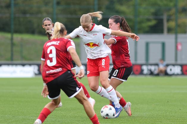 Google Pixel Frauen-Bundesliga, RB Leipzig - 1. FC Nürnberg; 12.09.2026 Emilia Kiaer Asgeirsdottir (8, RB Leipzig) attackiert von Jonna Brengel (10, 1. FC Nürnberg). Fußball, Google Pixel Frauen-Bundesliga, Saison 2026 2027, 4. Spieltag: RB Leipzig vs. 1. FC Nürnberg am 12.09.2026, Trainingszentrum Cottaweg, Leipzig. DFB REGULATIONS PROHIBIT ANY USE OF PHOTOGRAPHS AS IMAGE SEQUENCES AND OR QUASI-VIDEO. *** Google Pixel Women s Bundesliga, RB Leipzig vs. 1. FC Nürnberg, September 12, 2026, Emilia Kiaer Asgeirsdottir 8, RB Leipzig attack led by Jonna Brengel 10, 1. FC Nürnberg soccer, Google Pixel Women s Bundesliga, 2026–2027 season, Matchday 4: RB Leipzig vs. 1. FC Nürnberg on September 12, 2026, Cottaweg Training Center, Leipzig. DFB regulations prohibit any use of photographs as image sequences and or quasi-video. Copyright: xBEAUTIFULxSPORTS JanxKaeferx