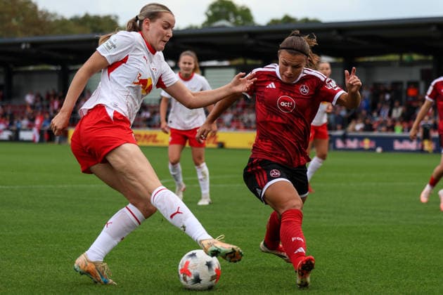 Deutschland: Fußball Google Pixel Frauen-Bundesliga 2026 - 2027, 4. Spieltag - RB Leipzig gegen 1.FC Nürnberg, Trainingszentrum von RB Leipzig (Leipzig): Zweikampf von Charlotte Hulst (RB Leipzig Frauen, 77) und Alexsandra Lobanova (1. FC Nürnberg Frauen, 4) *** Germany Soccer Google Pixel Women s Bundesliga 2026 2027, Matchday 4: RB Leipzig vs. 1. FC Nürnberg, RB Leipzig Training Center in Leipzig, tackle between Charlotte Hulst (RB Leipzig Women) and Alexsandra Lobanova (1. FC Nürnberg Women), 4 77 Copyright: xx