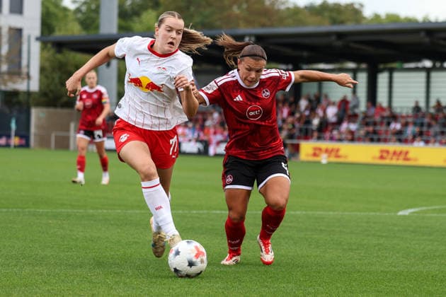 Deutschland: Fußball Google Pixel Frauen-Bundesliga 2026 - 2027, 4. Spieltag - RB Leipzig gegen 1.FC Nürnberg, Trainingszentrum von RB Leipzig (Leipzig): Zweikampf von Charlotte Hulst (RB Leipzig Frauen, 77) und Alexsandra Lobanova (1. FC Nürnberg Frauen, 4) *** Germany Soccer Google Pixel Women s Bundesliga 2026 2027, Matchday 4: RB Leipzig vs. 1. FC Nürnberg, RB Leipzig Training Center in Leipzig, tackle between Charlotte Hulst (RB Leipzig Women) and Alexsandra Lobanova (1. FC Nürnberg Women), 4 77 Copyright: xLucasxWalterx