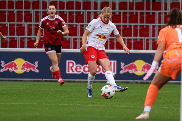 Deutschland: Fußball Google Pixel Frauen-Bundesliga 2026 - 2027, 4. Spieltag - RB Leipzig gegen 1.FC Nürnberg, Trainingszentrum von RB Leipzig (Leipzig): Emilia Ãsgeirsdottir (RB Leipzig Frauen, 8) am Ball *** Germany Soccer Google Pixel Women s Bundesliga 2026 2027, Matchday 4: RB Leipzig vs. 1. FC Nürnberg, RB Leipzig Training Center, Leipzig, Emilia Åsgeirsdottir, RB Leipzig Women, 8 on the Ball Copyright: xLucasxWalterx
