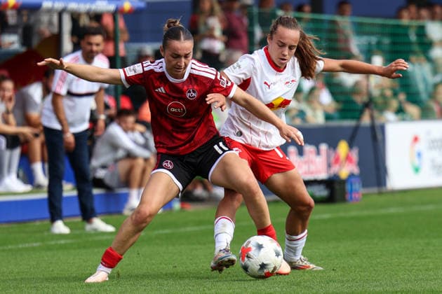 Deutschland: Fußball Google Pixel Frauen-Bundesliga 2026 - 2027, 4. Spieltag - RB Leipzig gegen 1.FC Nürnberg, Trainingszentrum von RB Leipzig (Leipzig): Zweikampf von Jasmien Mathys (RB Leipzig Frauen, 12) und Lara Meroni (1. FC Nürnberg Frauen, 11) *** Germany Soccer Google Pixel Women s Bundesliga 2026–2027, Matchday 4: RB Leipzig vs. 1. FC Nürnberg, RB Leipzig Training Center in Leipzig—a tackle by Jasmien Mathys (RB Leipzig Women, No. 12) and Lara Meroni (1. FC Nürnberg Women, No. 11) Copyright: xx