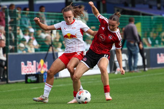 Deutschland: Fußball Google Pixel Frauen-Bundesliga 2026 - 2027, 4. Spieltag - RB Leipzig gegen 1.FC Nürnberg, Trainingszentrum von RB Leipzig (Leipzig): Zweikampf von Jasmien Mathys (RB Leipzig Frauen, 12) und Lara Meroni (1. FC Nürnberg Frauen, 11) *** Germany Soccer Google Pixel Women s Bundesliga 2026–2027, Matchday 4: RB Leipzig vs. 1. FC Nürnberg, RB Leipzig Training Center in Leipzig—a tackle by Jasmien Mathys (RB Leipzig Women, No. 12) and Lara Meroni (1. FC Nürnberg Women, No. 11) Copyright: xx