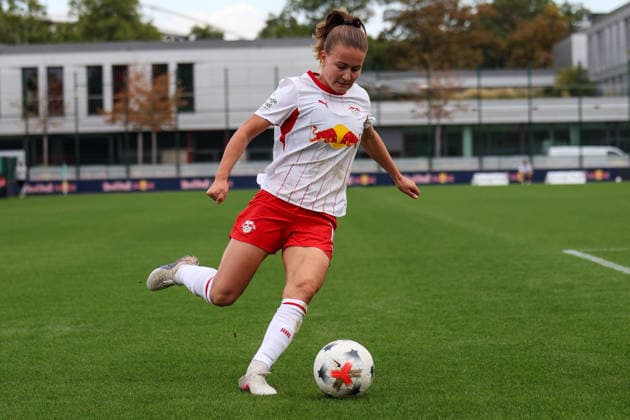 Deutschland: Fußball Google Pixel Frauen-Bundesliga 2026 - 2027, 4. Spieltag - RB Leipzig gegen 1.FC Nürnberg, Trainingszentrum von RB Leipzig (Leipzig): Flanke von Annabel Schasching (RB Leipzig Frauen, 16) *** Germany Soccer Google Pixel Women s Bundesliga 2026 2027, Matchday 4: RB Leipzig vs. 1. FC Nürnberg, RB Leipzig Training Center in Leipzig, Cross by Annabel Schasching of RB Leipzig Women, 16 Copyright: xLucasxWalterx