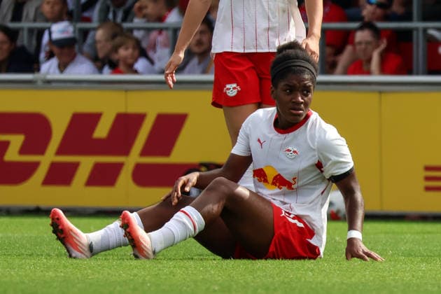 Deutschland: Fußball Google Pixel Frauen-Bundesliga 2026 - 2027, 4. Spieltag - RB Leipzig gegen 1.FC Nürnberg, Trainingszentrum von RB Leipzig (Leipzig): Delice Boboy (RB Leipzig Frauen, 17) am Boden *** Germany Soccer Google Pixel Women s Bundesliga 2026 2027, Matchday 4: RB Leipzig vs. 1 FC Nuremberg, RB Leipzig Training Center, Leipzig, Delice Boboy, RB Leipzig Women s Team, 17 on the ground Copyright: xLucasxWalterx