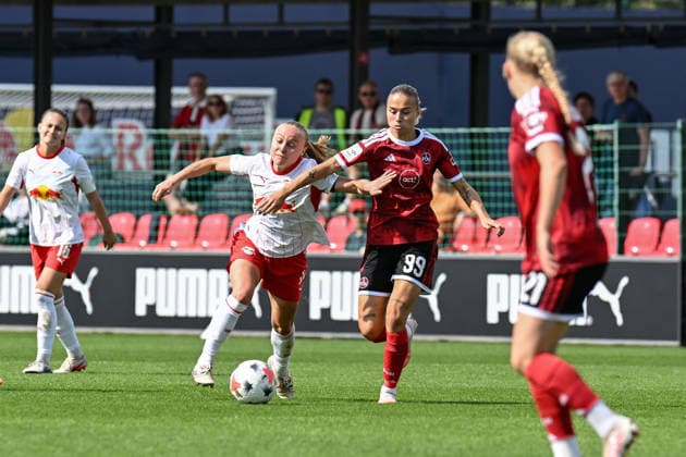 Fußball I Frauen I Saison 2026-2027 I Bundesliga I 4. Spieltag I RB Leipzig - 1. FC Nürnberg I 12.09.2026 Zweikampf Lou-Ann Joly (6, Rasenballsport Leipzig) und Louna Lapassouse (99, 1. FC Nürnberg) Leipzig RB Trainingszentrum, Cottaweg 7 Sachsen Deutschland *** Soccer I Women s I 2026–2027 Season I Bundesliga I Matchday 4 I RB Leipzig vs. 1. FC Nürnberg I September 12, 2026: Tackle between Lou Ann Joly (6), Rasenballsport Leipzig, and Louna Lapassouse (99), 1 FC Nürnberg Leipzig RB Training Center, Cottaweg 7, Saxony, Germany Copyright: xLobeca InesxHähnelx