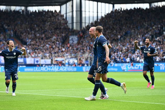 Philipp Hofmann (VfL Bochum) Torjubel, jubelt mit seiner Mannschaft nach dem Treffer zum 1:0 waehrend des Spiels der 2. Bundesliga zwischen VfL Bochum und SpVgg Greuther Fuerth, Vonovia Ruhrstadion am 12. September 2026 in Bochum, Deutschland. (Foto von Ralf Treese DeFodi Images) +++ Philipp Hofmann (VfL Bochum) celebrates after scoring his team™s first goal with teammates during the 2nd Bundesliga match between VfL Bochum and SpVgg Greuther Fuerth at Vonovia Ruhrstadion on September 12, 2026 in Bochum, Germany. (Photo by Ralf Treese DeFodi Images) DFB DFL REGULATIONS PROHIBIT ANY USE OF PHOTOGRAPHS AS IMAGE SEQUENCES AND OR QUASI-VIDEO. (Photo by Ralf Treese DeFodi Images) - *** Philipp Hofmann of VfL Bochum celebrates a goal with his teammates after scoring the 1-0 goal during the 2. Bundesliga match between VfL Bochum and SpVgg Greuther Fürth at the Vonovia Ruhrstadion on September 12, 2026, in Bochum, Germany. Photo by Ralf Treese, DeFodi Images. Philipp Hofmann of VfL Bochum celebrates with his teammates after scoring his team’s first goal during the 2nd Bundesliga match between VfL Bochum and SpVgg Greuther Fürth at Vonovia Ruhrstadion on September 12, 2026 in Bochum, Germany. Photo by Ralf Treese, DeFodi Images. DFB and DFL regulations prohibit any use of photographs as image sequences and or quasi-video. Photo by Ralf Treese, DeFodi Images.