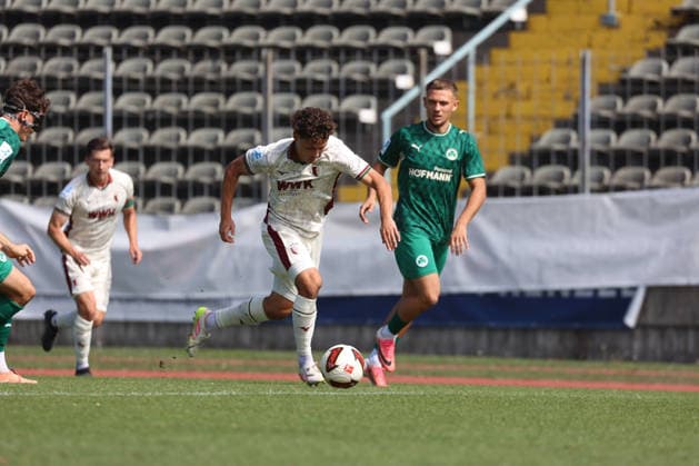 12.09.2026, GER, Fussball, Herren, FC Augsburg, FC Augsburg II, FC Augsburg U23, FCA-U23, Regionalliga Bayern, Saison 2026 2027, Rosenaustadion, SpVgg Greuther Fürth II, 8. Spieltag Devin Cömert im Spiel der FCA-U23 gegen die SpVgg Greuther Fürth II.