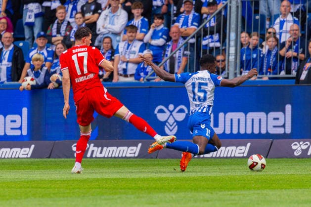 Deutschland: 2.Bundesliga, Saison 2026 2027, 12.09.2026, 5. Spieltag,1.FC Magdeburg vs 1. FC Kaiserslautern, Avnet Arena : Faride Alidou (Holstein Kiel, 17) im Zweikampf gegen Daniel Heber (1.FC Magdeburg, 15) *** Germany 2. Bundesliga, 2026–2027 Season, September 12, 2026, Matchday 5, 1. FC Magdeburg vs. 1. FC Kaiserslautern, Avnet Arena Faride Alidou Holstein Kiel, No. 17 in a tackle against Daniel Heber of 1. FC Magdeburg, No. 15 Copyright: xMichellexLukax