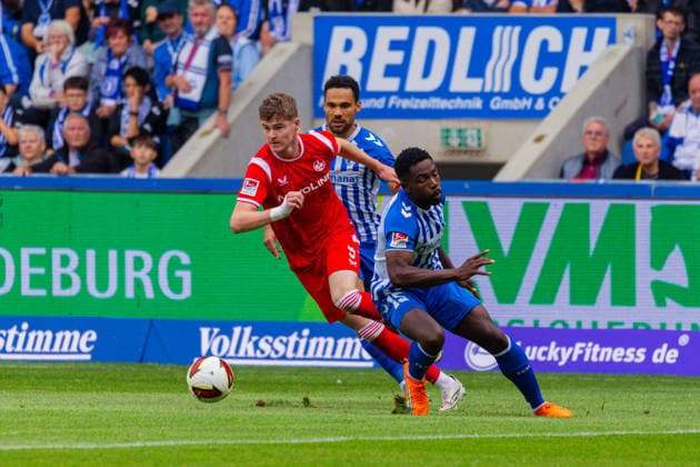 Deutschland: 2.Bundesliga, Saison 2026 2027, 12.09.2026, 5. Spieltag,1.FC Magdeburg vs 1. FC Kaiserslautern, Avnet Arena : Niko Takahashi (Holstein Kiel, 3) im Zweikampf gegen Daniel Heber (1.FC Magdeburg, 15) *** Germany 2. Bundesliga, 2026–2027 Season, September 12, 2026, Matchday 5, 1. FC Magdeburg vs. 1. FC Kaiserslautern, Avnet Arena: Niko Takahashi (Holstein Kiel) in a tackle against Daniel Heber (1. FC Magdeburg), 15 Copyright: xMichellexLukax