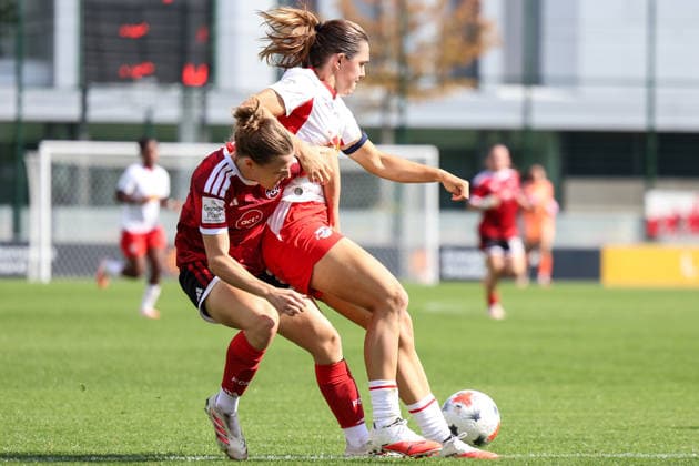 Deutschland: Fußball Google Pixel Frauen-Bundesliga 2026 - 2027, 4. Spieltag - RB Leipzig gegen 1.FC Nürnberg, Trainingszentrum von RB Leipzig (Leipzig): Alieke Tuin (RB Leipzig Frauen, 22) im Zweikampf mit Nastassja Lein (1. FC Nürnberg Frauen, 24) *** Germany Soccer Google Pixel Women s Bundesliga 2026 2027, Matchday 4: RB Leipzig vs. 1. FC Nürnberg, RB Leipzig Training Center, Leipzig; Alieke Tuin (RB Leipzig Women, No. 22) in a tackle with Nastassja Lein (1. FC Nürnberg Women, No. 24) Copyright: xLucasxWalterx