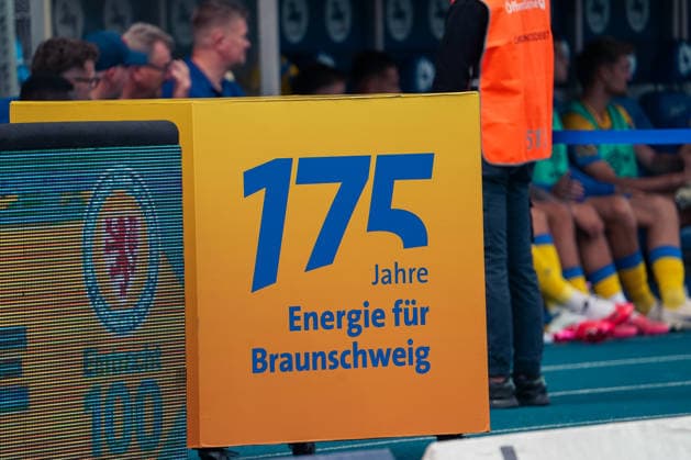 Deutschland: Fussball 2. Bundesliga 2026 2027, 5. Spieltag- Eintracht Braunschweig - Dynamo Dresden - Eintracht-Stadion (Braunschweig): Sponsoren, Werbung, Wirt..., Werbebande, Ausrüstung *** Germany Soccer 2. Bundesliga 2026–2027, Matchday 5: Eintracht Braunschweig vs. Dynamo Dresden; Eintracht Stadium Braunschweig; Sponsors, Advertising, Bar, Banners, Equipment Copyright: xAymanxAlahmedx