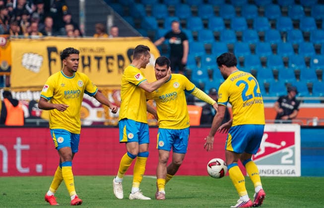 Deutschland: Fussball 2. Bundesliga 2026 2027, 5. Spieltag- Eintracht Braunschweig - Dynamo Dresden - Eintracht-Stadion (Braunschweig): Tor und Torjubel zum Maximilian Entrup (Eintracht Braunschweig, 9) Mehmet AydÄ±n Mehmet Aydin (Eintracht Braunschweig, 8) *** Germany Soccer 2. Bundesliga 2026–2027, Matchday 5: Eintracht Braunschweig vs. Dynamo Dresden at Eintracht Stadium, Braunschweig—Goal and celebration by Maximilian Entrup (Eintracht Braunschweig), 9; Mehmet Aydin (Eintracht Braunschweig), 8 Copyright: xAymanxAlahmedx